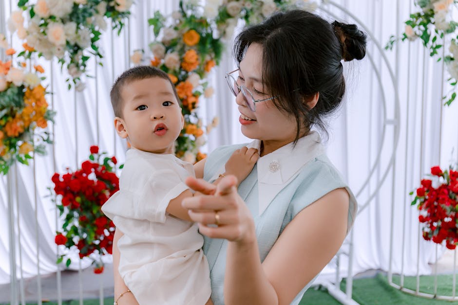 아기를 안고 있는 어머니